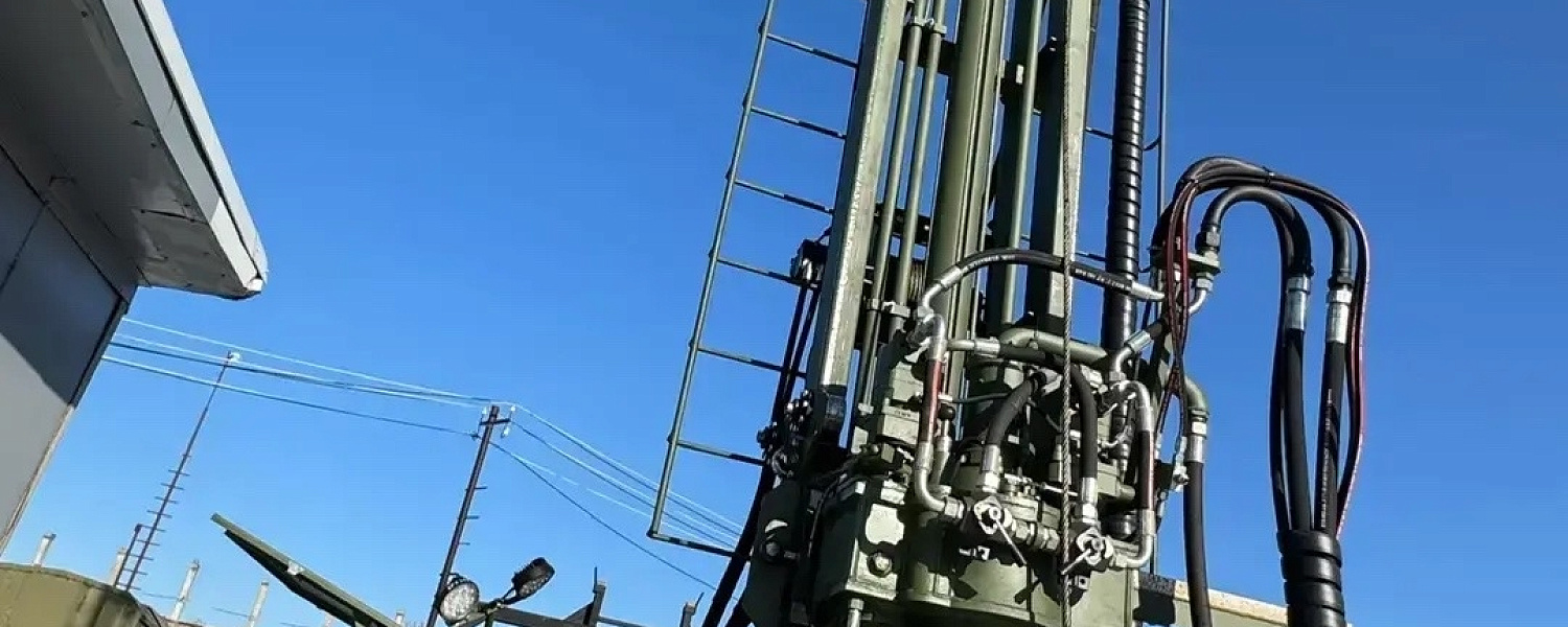 Пневмоударное бурение с одновременной обсадкой